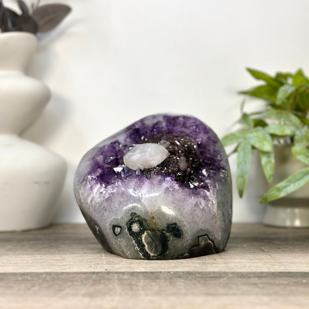 Amethyst-Cluster mit schwarzem Hämatit und feiner Kalzitbildung