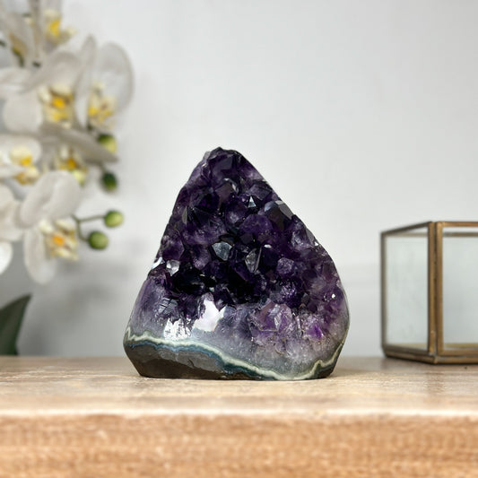Amethyst-Kathedrale mit großformatigen, tiefvioletten Kristallspitzen, in ausgewählter Spitzenqualität