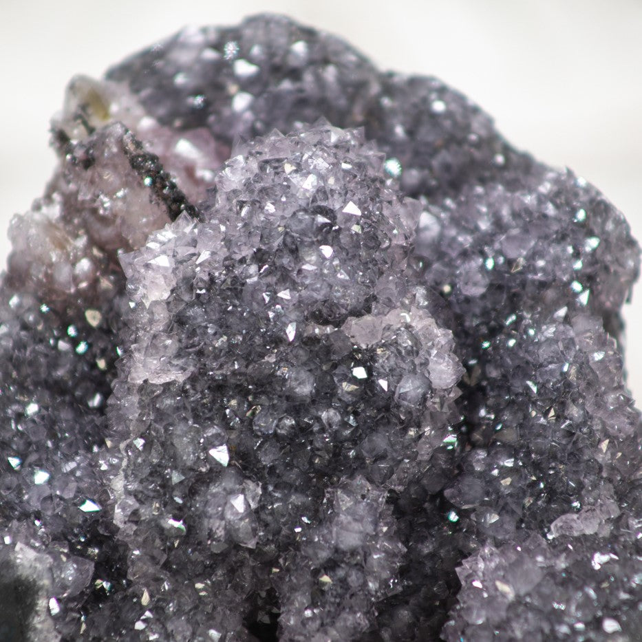 Amethyst-Stalaktiten-Exemplar mit dichter Tropfsteinstruktur