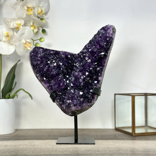 Amethyst-Cluster mit dicht gewachsener, intensiv tiefvioletter Kristallstruktur
