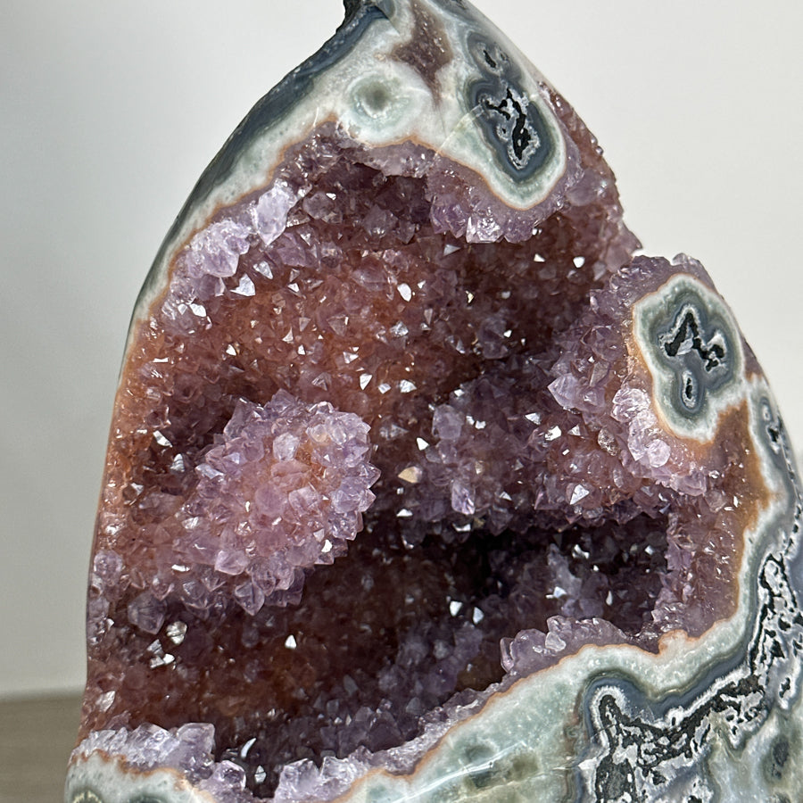 Jaspis-Amethyst-Kristall mit spannungsreicher, grün durchzogener Matrix, in ausgewählter Spitzenqualität