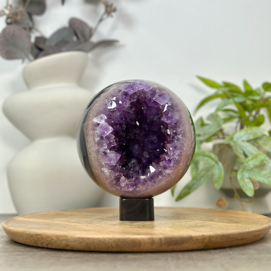Amethyst-Achat-Steinkugel groß mit ausgewogener Kristallbildung