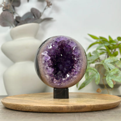 Amethyst-Achat-Steinkugel groß mit ausgewogener Kristallbildung