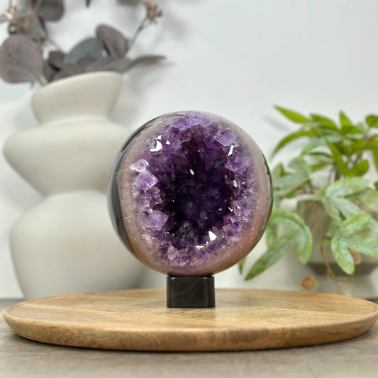 Amethyst-Achat-Steinkugel groß mit ausgewogener Kristallbildung
