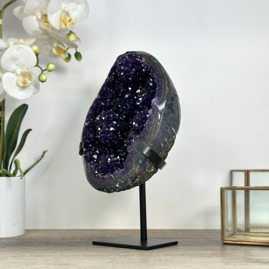 Amethyst-Geode mit purpurner, klar definierter Kristallhöhle