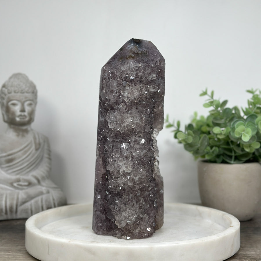 Amethyst-Obelisk mit klar ausgebildeter Kristallstruktur