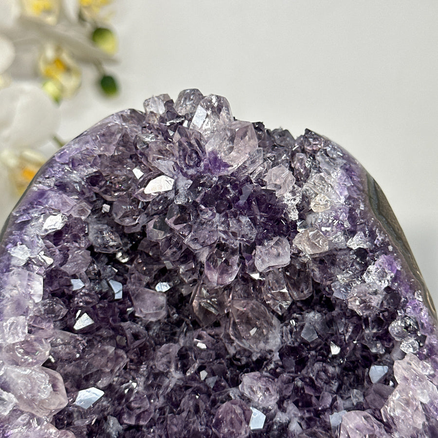 Amethyst-Geode mit samtig violetter, kraftvoller Kristallstruktur