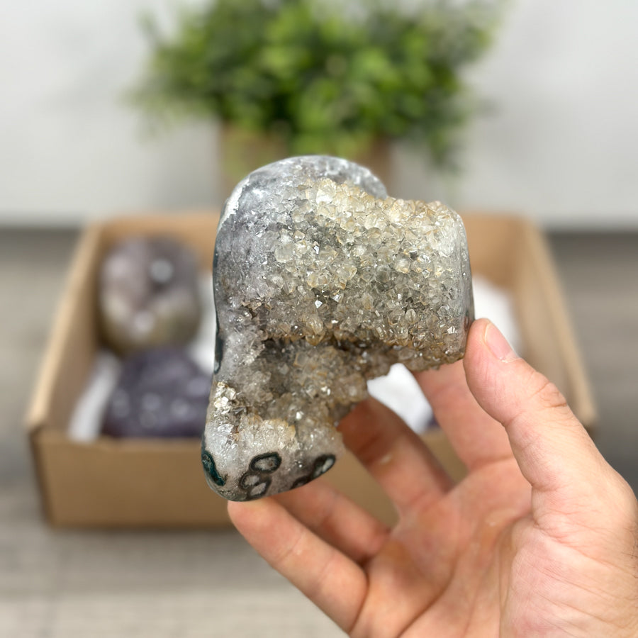 Mineralien-Ensemble mit markanter Formation und strukturierter Kristallbildung