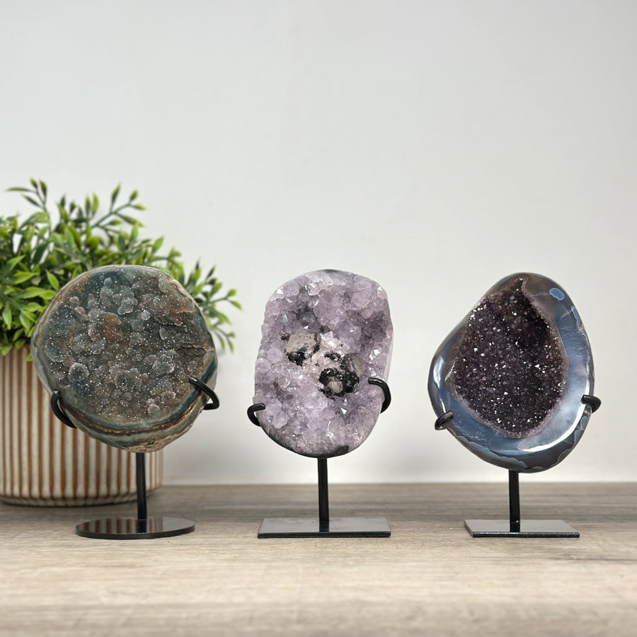 Kristallenskulpturen-Set 6-teilig, mit prismatisch gewachsenen Kristallflächen und kontrastreicher Mineralmatrix