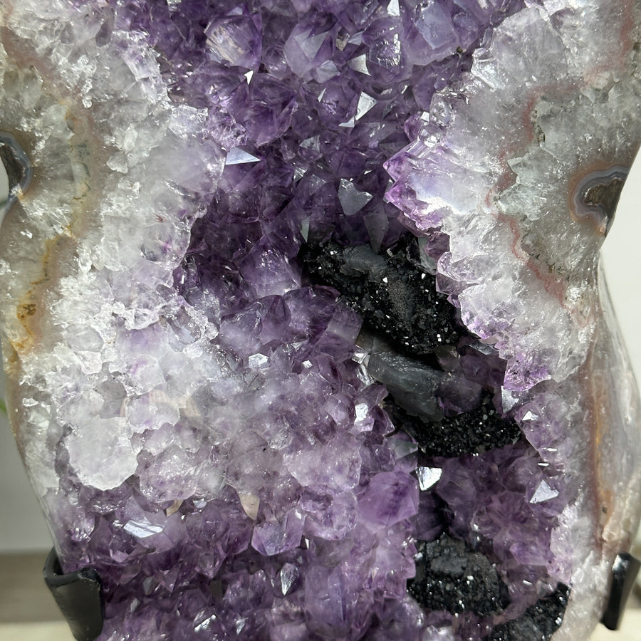 Amethyst-Geode XL mit beeindruckend ausgebildeter Kristallkammer