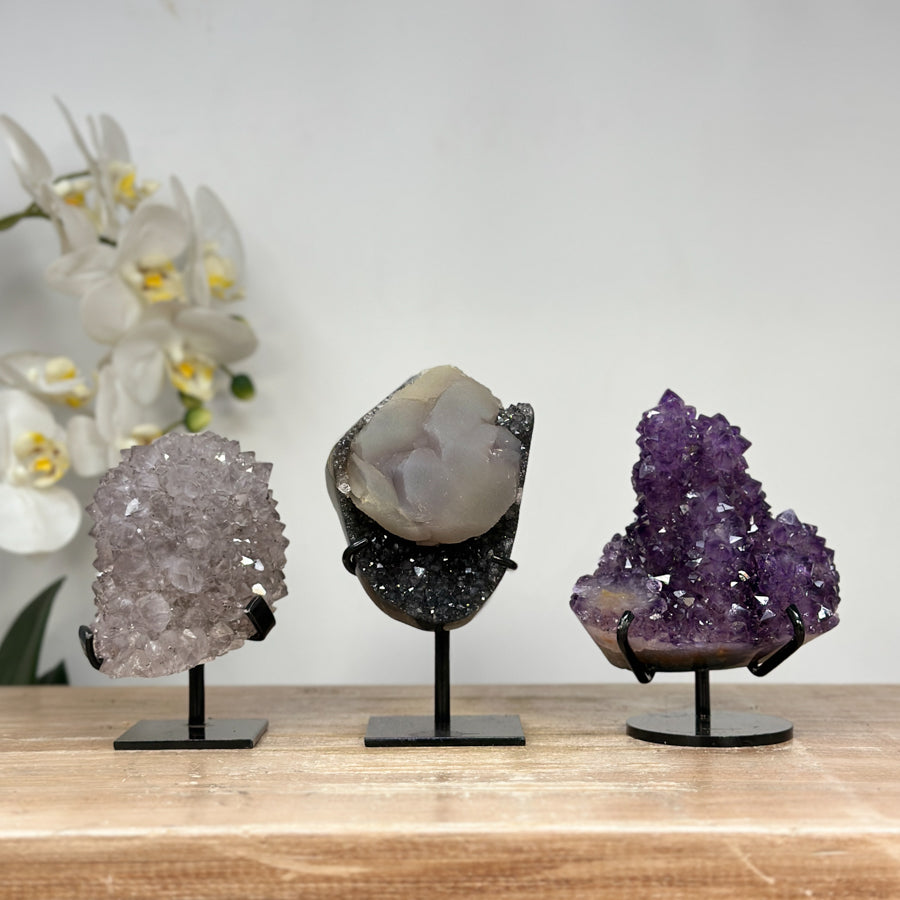 Kristallenskulpturen-Set 6-teilig, mit kristallinen Oberflächen und vielgestaltiger Mineralstruktur