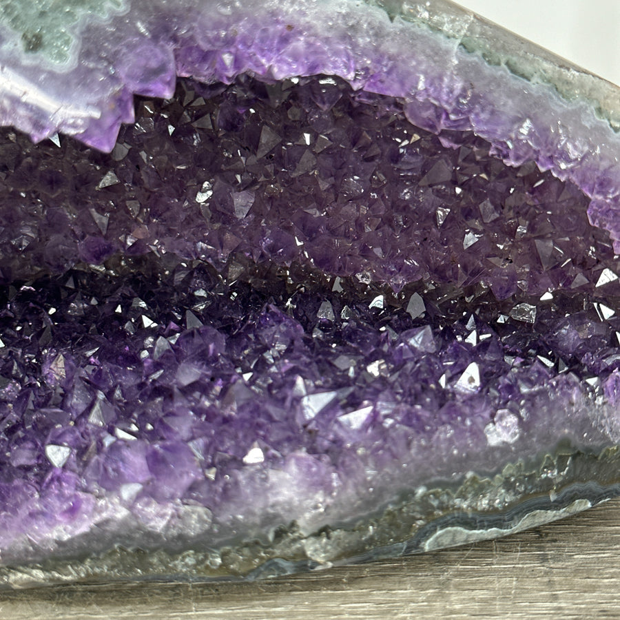 Amethyst-Geode mit feiner Druzy-Kristallauskleidung