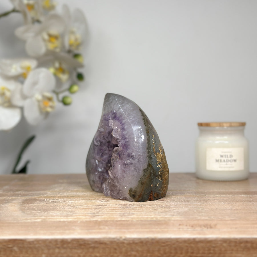 Amethyst-Quarz-Geoden-Flammenskulptur mit kontrastreicher Kristallstruktur