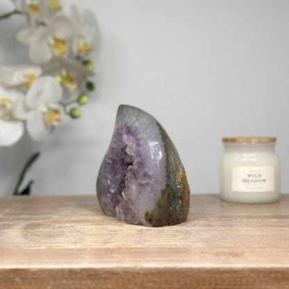 Amethyst-Quarz-Geoden-Flammenskulptur mit kontrastreicher Kristallstruktur