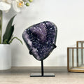 Amethyst-Kristallcluster mit gleichmäßig gewachsener Kristallstruktur
