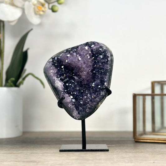 Amethyst-Kristallcluster mit gleichmäßig gewachsener Kristallstruktur