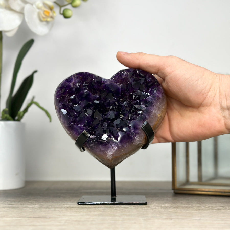 Amethyst-Herzskulptur mit natürlicher Kristallstruktur