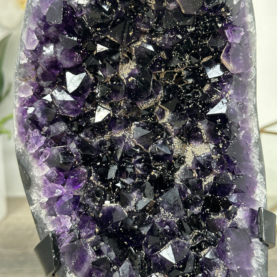 Amethyst-Cluster mit intensiv tiefvioletter Farbzone, in ausgewählter Spitzenqualität