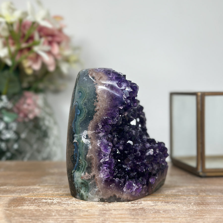 Amethyst-Druse mit tiefvioletter, dicht verwachsener Kristallzone
