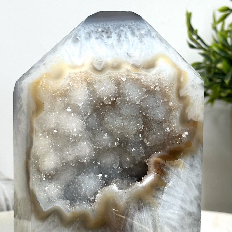 Achat-Quarz-Obelisk mit geschichteter Mineralstruktur