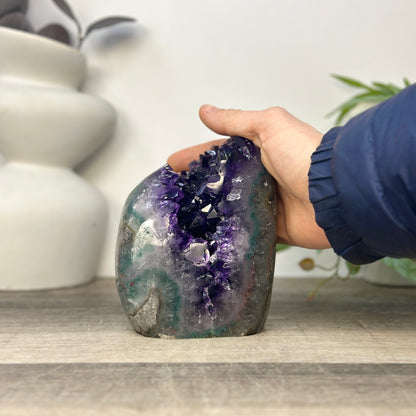 Amethyst-Druse mit natürlicher tiefvioletter Kristallstruktur