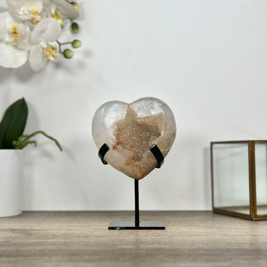 Gelbe Quarz-Herzskulptur mit lichtdurchlässiger, goldfarbener Kristallstruktur