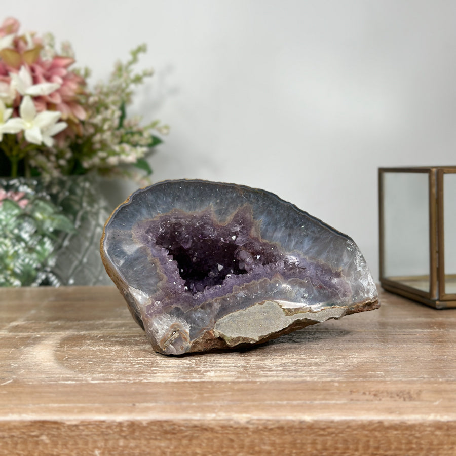 Amethyst-Geode mit lebendig schimmernder, violetter Kristallstruktur