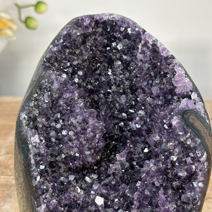 Amethyst-Druse mit weit geöffneter, violetter Kristallkammer