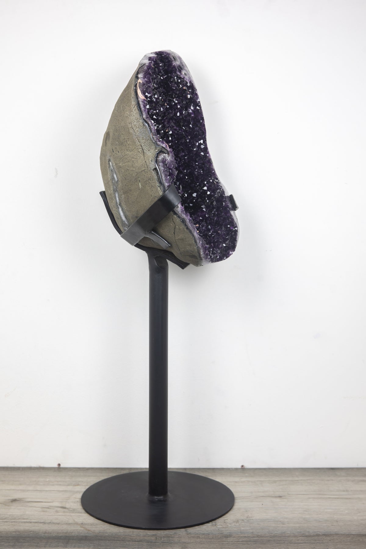 Amethyst-Geode groß mit ausgeprägter Stalaktitenstruktur, in exklusiver Premiumqualität