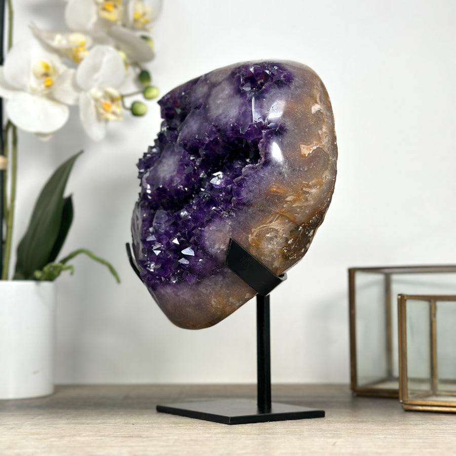 Amethyst-Cluster mit kompakt gewachsener, stalaktitischer Innenstruktur, in ausgewählter Spitzenqualität