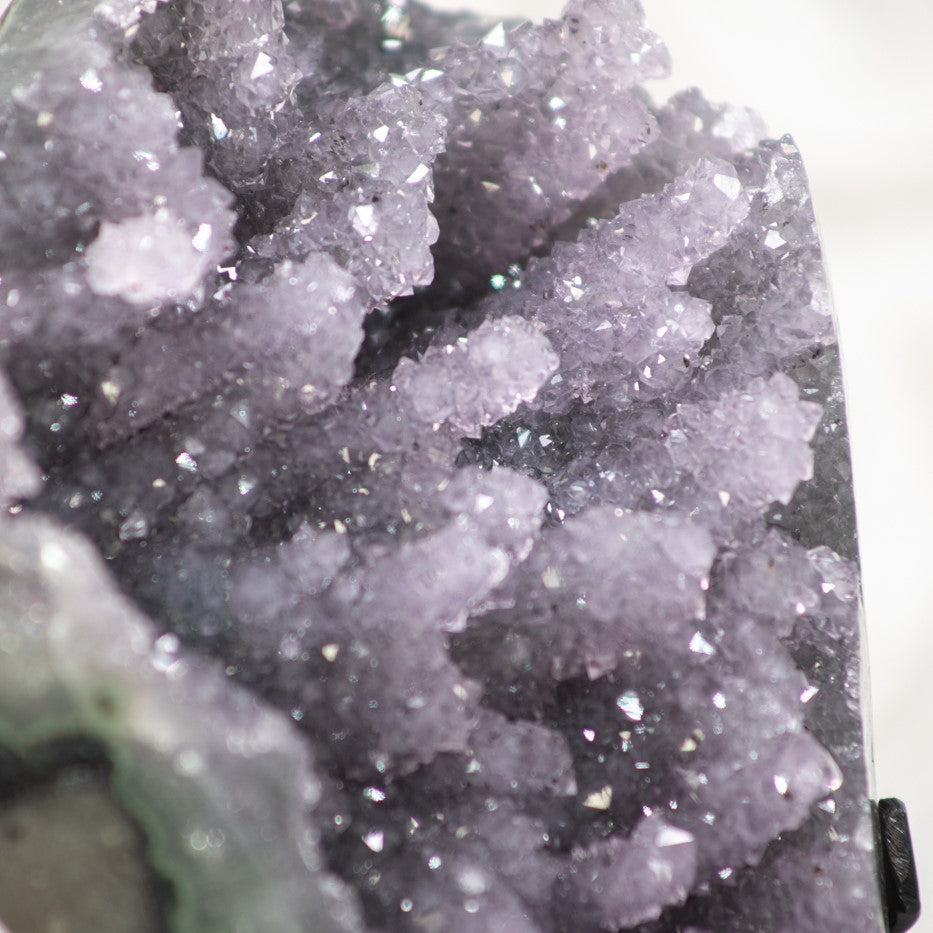 Amethyst-Geode mit fein ausgeprägter Mikro-Stalaktitenbildung