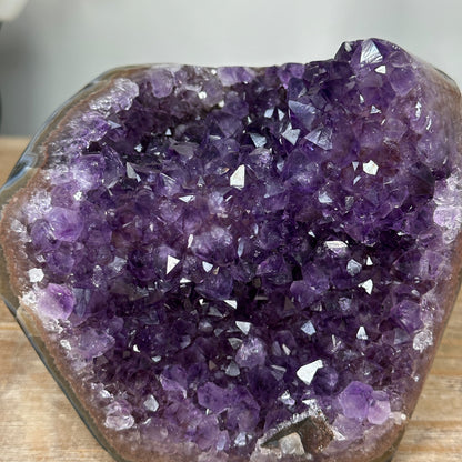 Amethyst-Cluster mit intensiv tiefvioletten Kristallspitzen und klarer Struktur