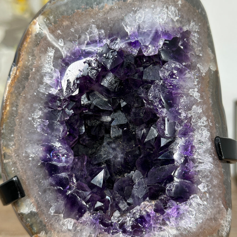 Amethyst-Kristallgeode mit eleganter Quarz-Schale