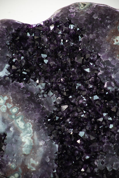 Amethyst-Jaspis-Kristallcluster XXL mit kontrastreicher Mineralmatrix, in exklusiver Premiumqualität
