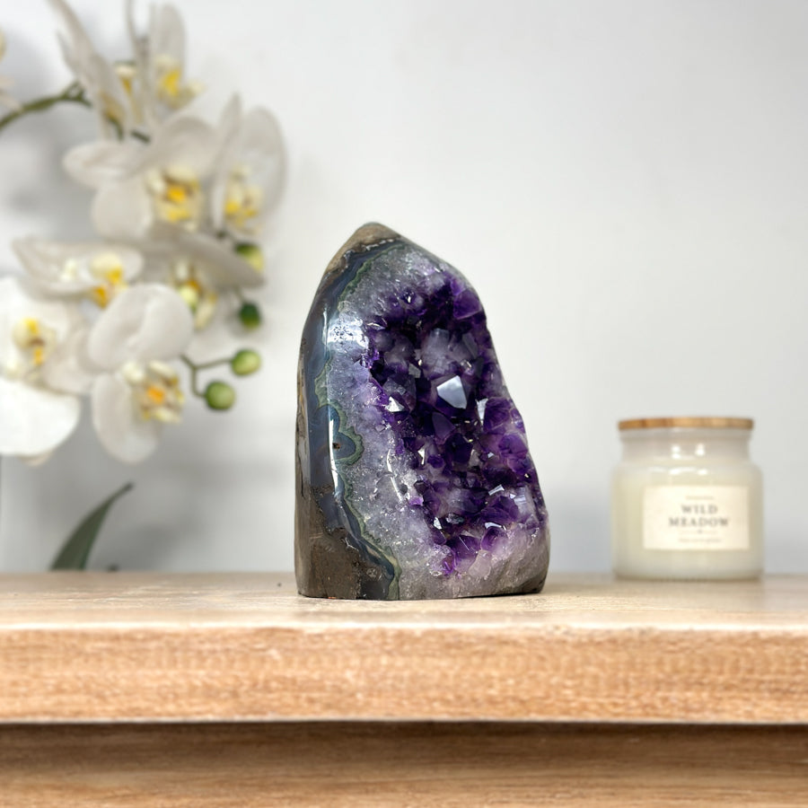 Amethyst-Kathedrale mit großkristalliner, tiefvioletter Kristallbildung