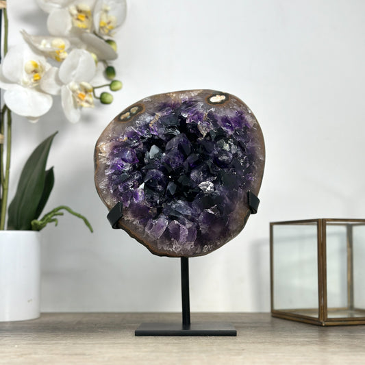Amethyst-Kristallcluster mit lebendig strukturierter Oberfläche