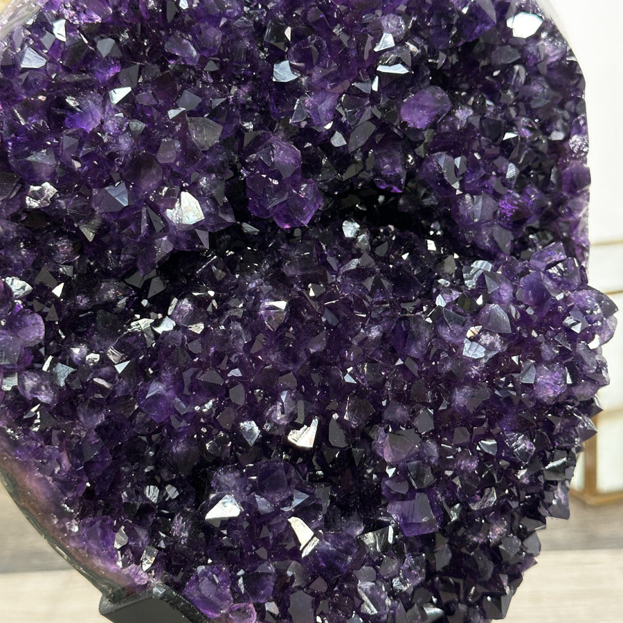 Amethyst-Kristallcluster mit tiefviolett funkelnder, transparenter Kristallspitze