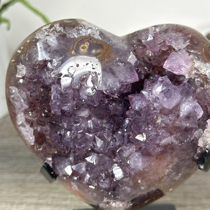 Amethyst-Kristallherz mit purpurn schimmernder Kristallstruktur