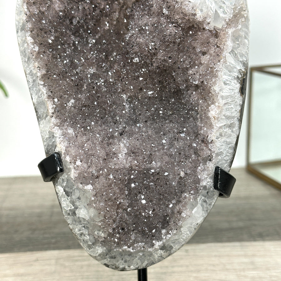 Amethyst-Geode mit grau getönter, dichter Kristallstruktur