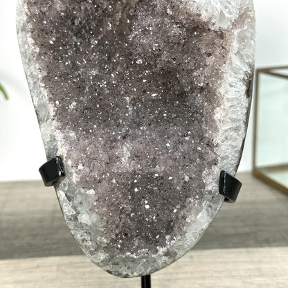 Amethyst-Geode mit grau getönter, dichter Kristallstruktur