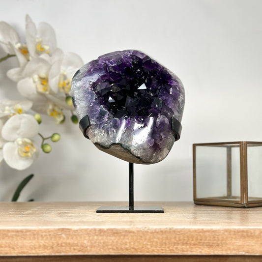 Amethyst-Geode mit großkristalliner, tiefvioletter Oberfläche