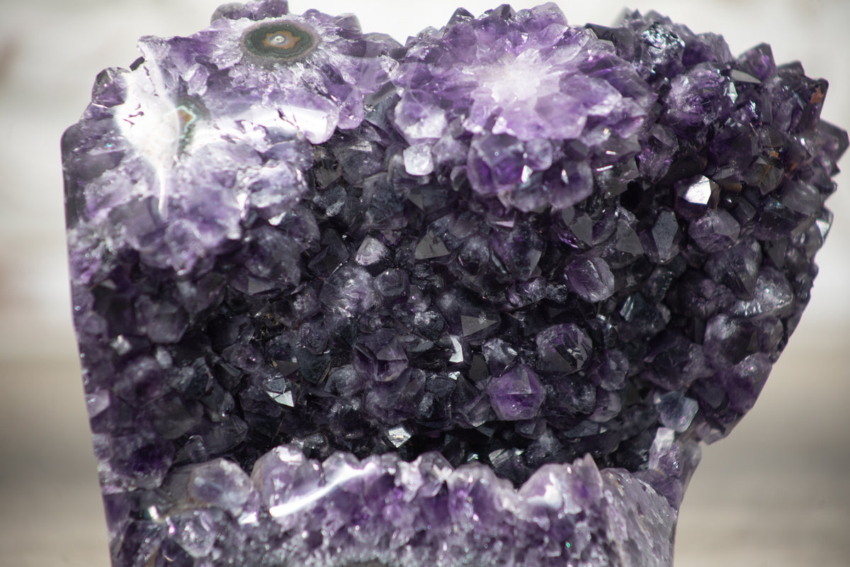 Amethyst-Kristall-Exemplar mit natürlich gewachsener, violetter Kristallstruktur
