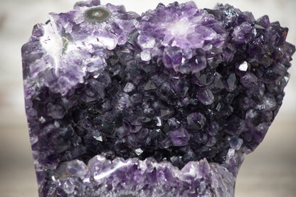 Amethyst-Kristall-Exemplar mit natürlich gewachsener, violetter Kristallstruktur