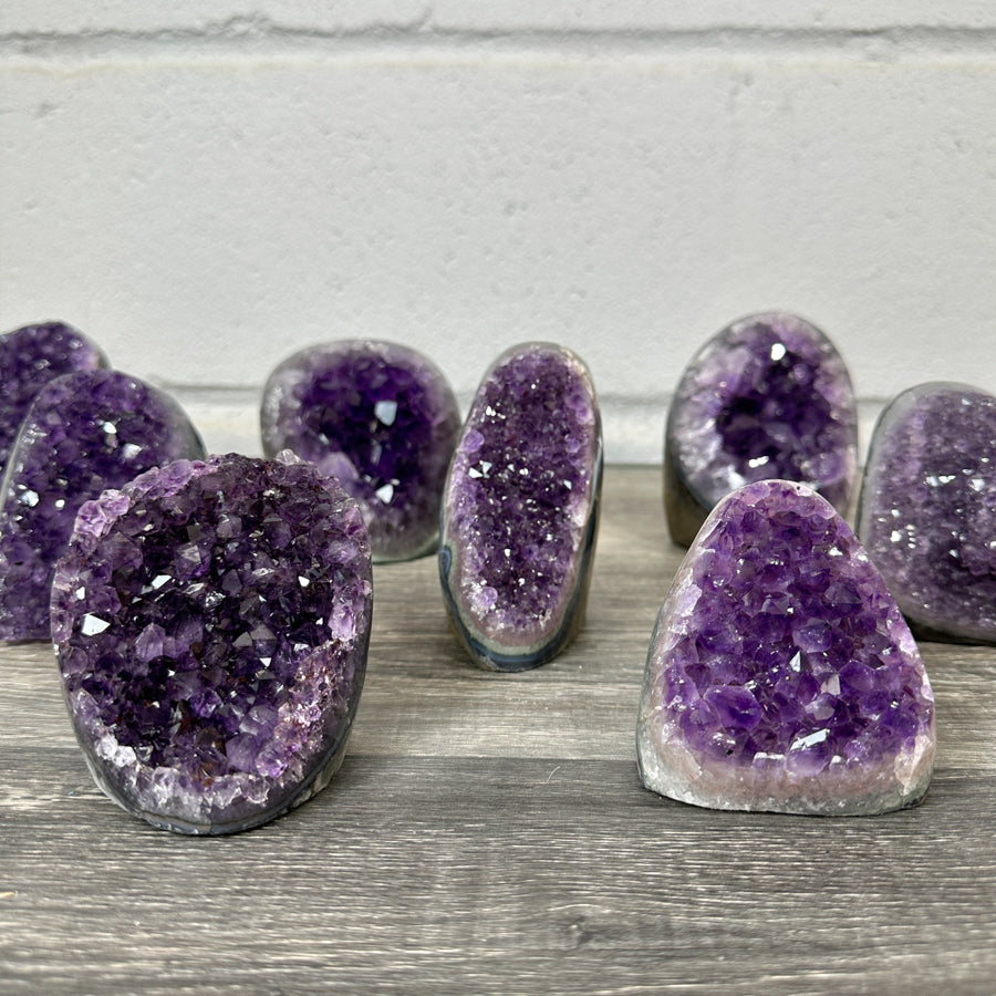 Amethyst-Kathedralen & Drusen-Set 18-teilig, mit dicht gewachsenen, violetten Kristallformationen
