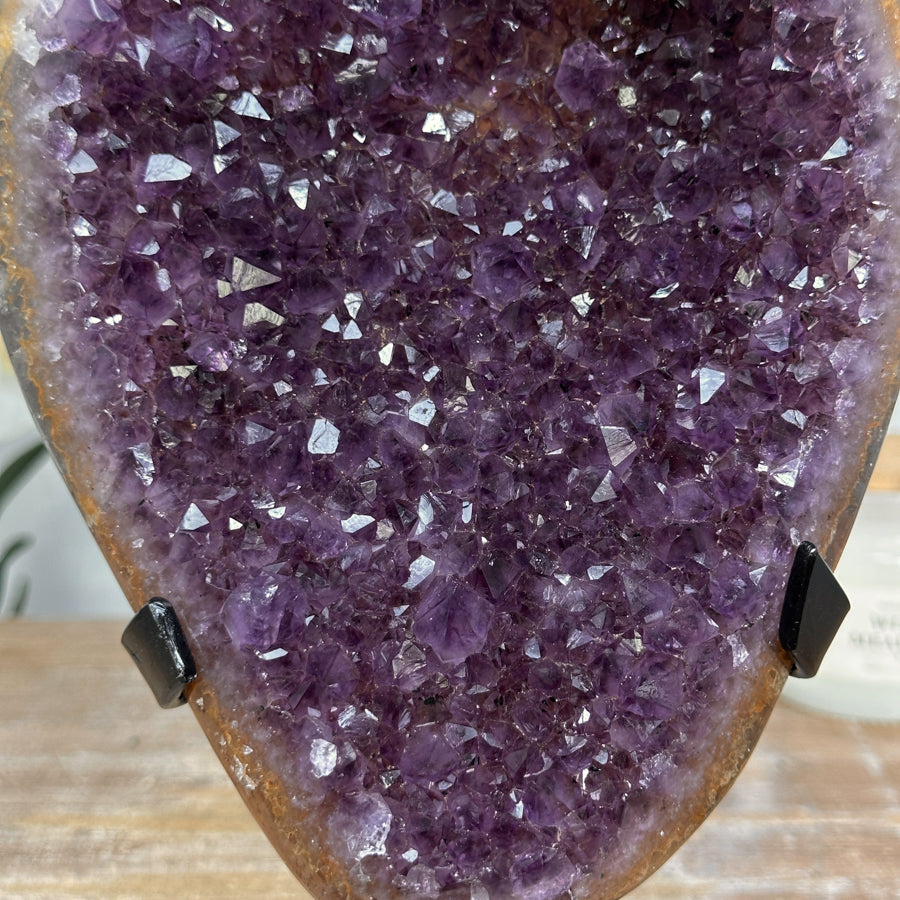 Amethyst-Kristallcluster mit klar ausgerichteten Kristallspitzen