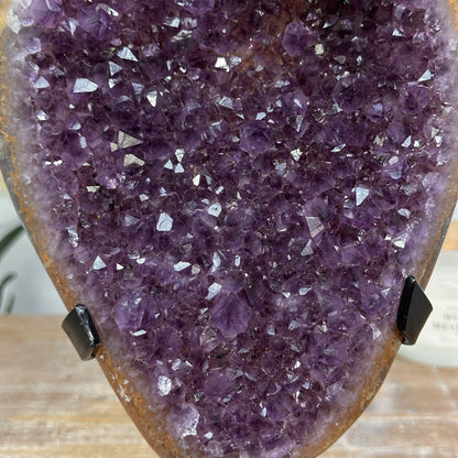 Amethyst-Kristallcluster mit klar ausgerichteten Kristallspitzen