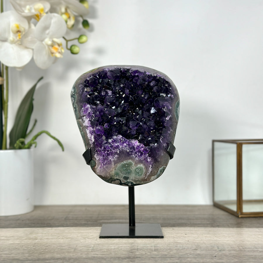 Amethyst-Cluster mit satt dunkelvioletter, kompakter Kristallstruktur