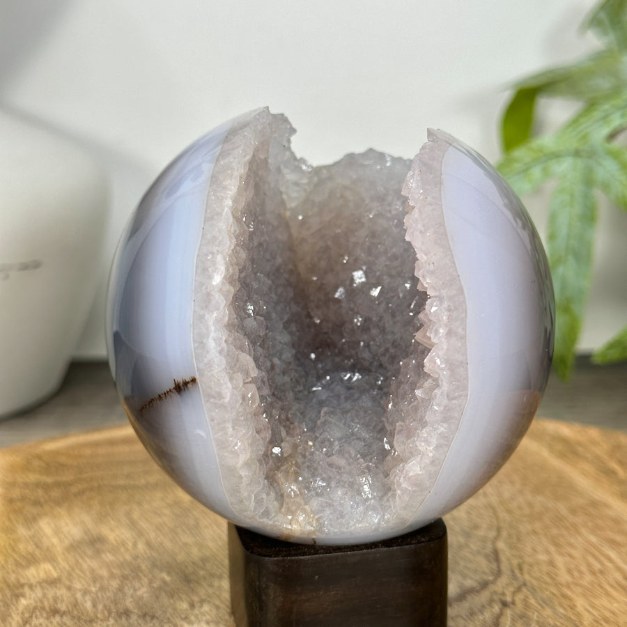 Quarz-Sphäre mit glänzender Achat-Oberfläche und Druzy-Struktur