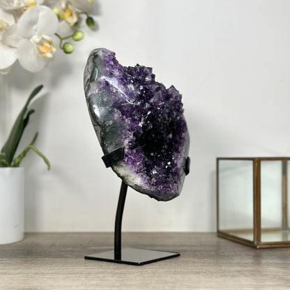 Amethyst-Geode mit weich verlaufender, violetter Innenstruktur