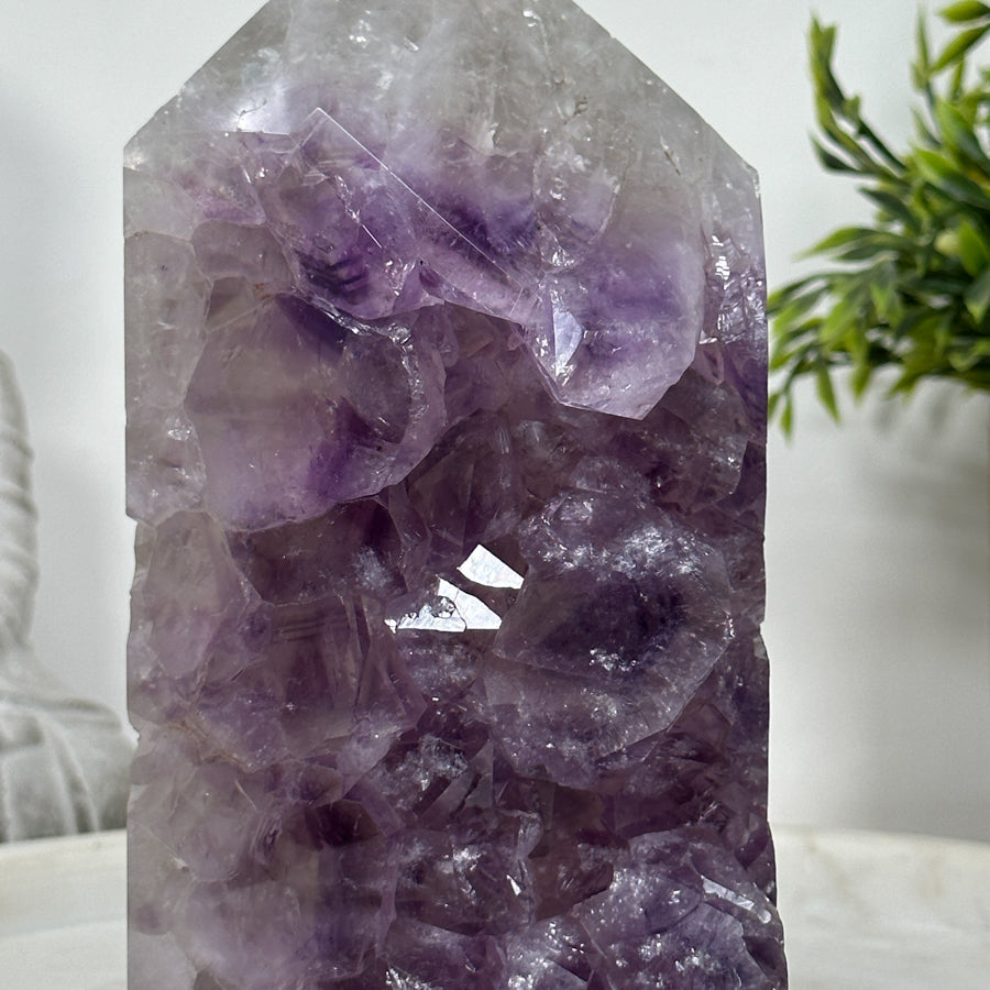 Amethyst-Obelisk mit großkristallinem Zentrum